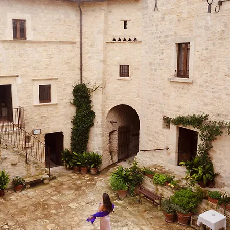 Vendégház Castel Di Luco - Authentic 11th-century Castle 4*